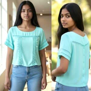 Lace Crochet Vintage 2000s Accent Cropped Girl Top Short Sleeve Back Buttons